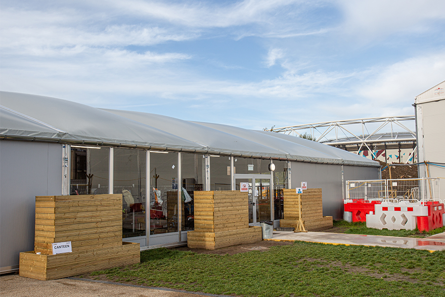 Construction site canteen temporary structure with double glass doors